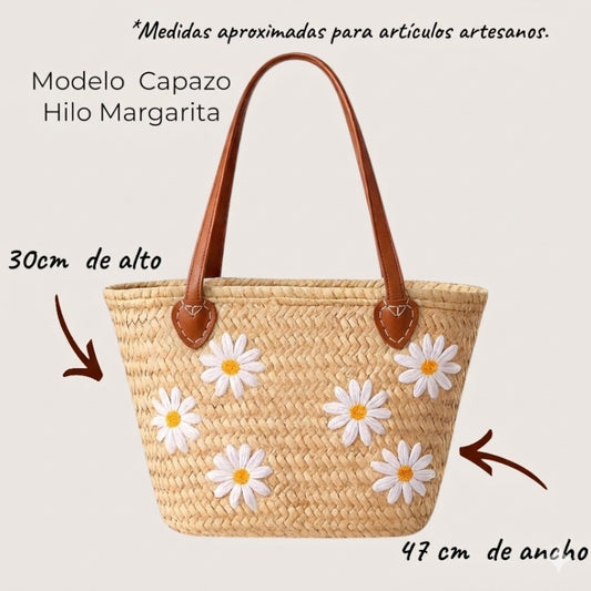 Cesta de palma con asa de piel y diseño de margaritas, bolso de hilo Margarita de la marca Commerly, vista desde frente.