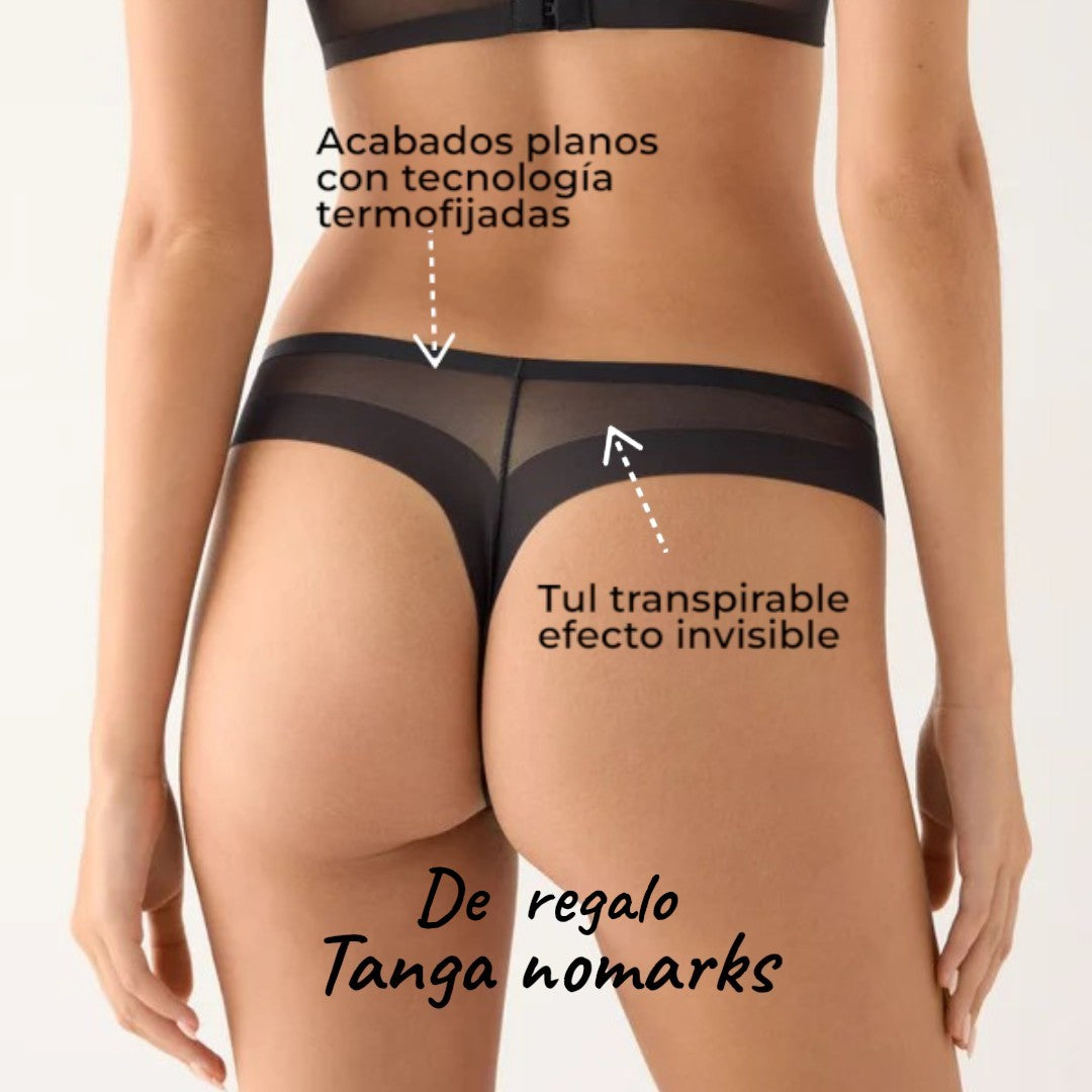 Sujeto Ysabel Mora de color negro, con detalles de encaje, en una tanga de la marca Commerly, vista en la imagen.
