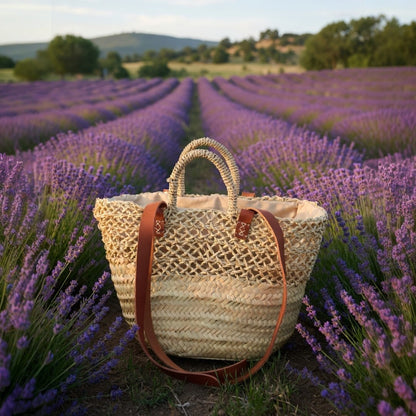 Cesto de mimbre Álamo Enea con forro y doble asa, ideal para llevar y almacenar, en un campo de lavanda.
