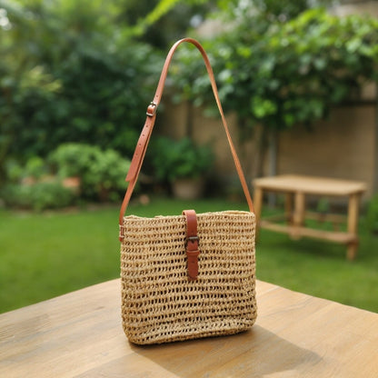 Bolso artesanal bandolera de Commerly, muestra de diseño único y materiales naturales en una prenda de moda.