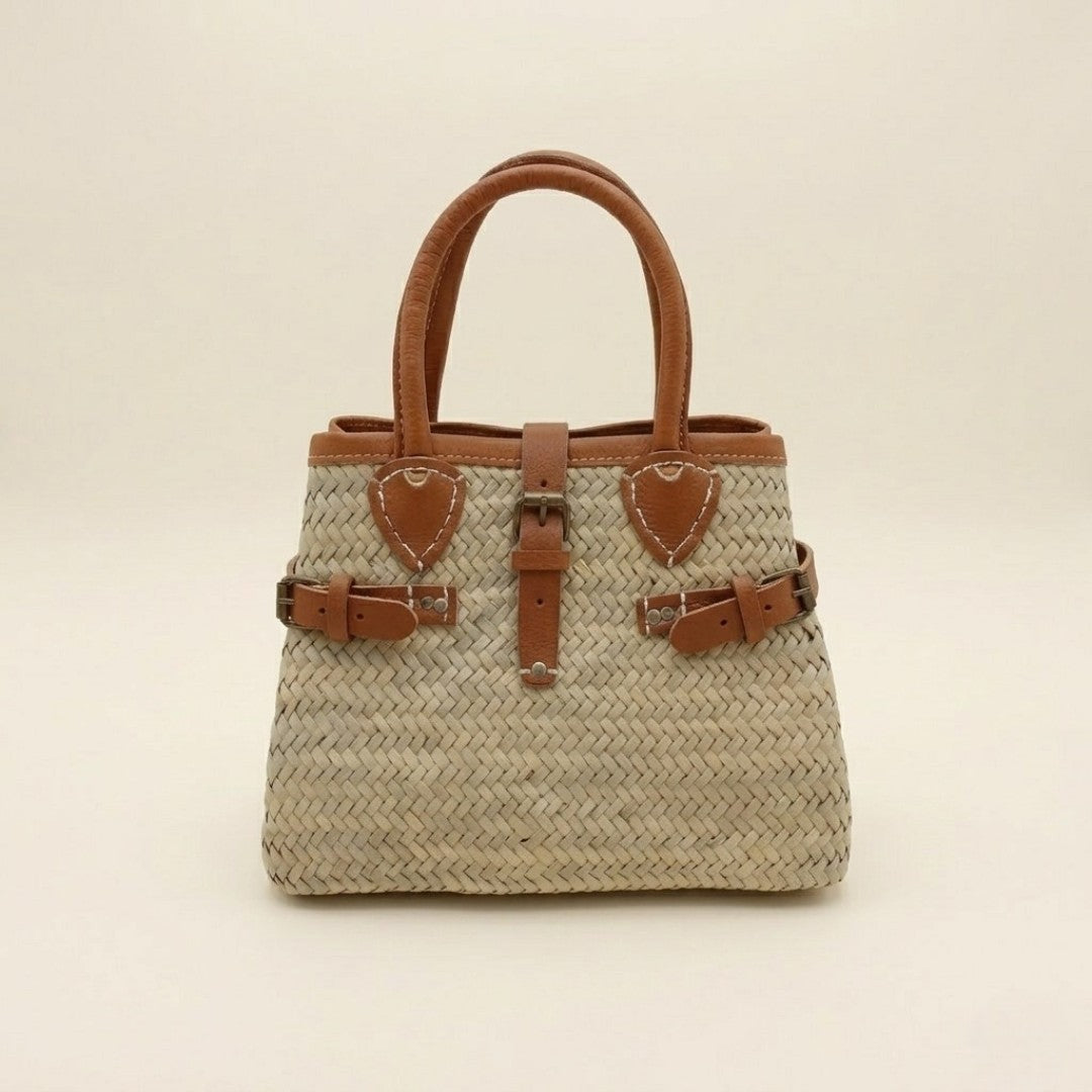 Bolso capazo de palma Mijas de Commerly con hebilla y detalles en piel, mostrando su diseño elegante y natural.