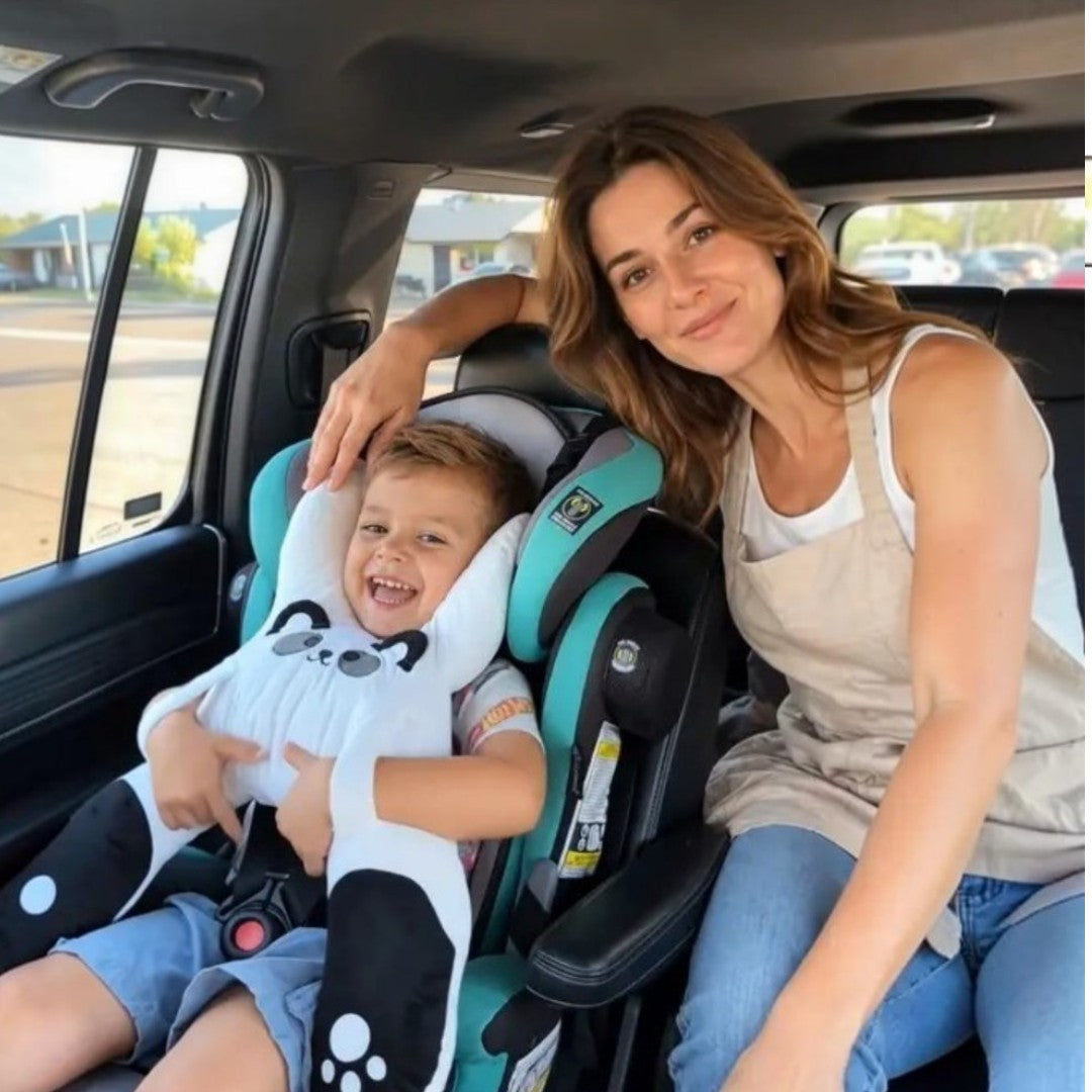 Niño en el coche con su mama y la almohada de viaje