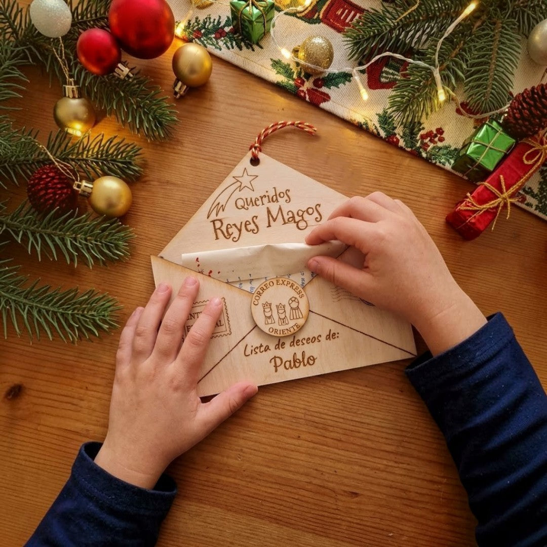 Sobre de madera en un entorno navideño con el nombre Pablo