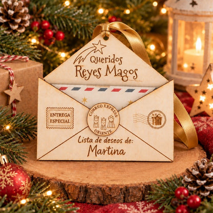 Sobre de madera en un entorno navideño con el nombre Martina